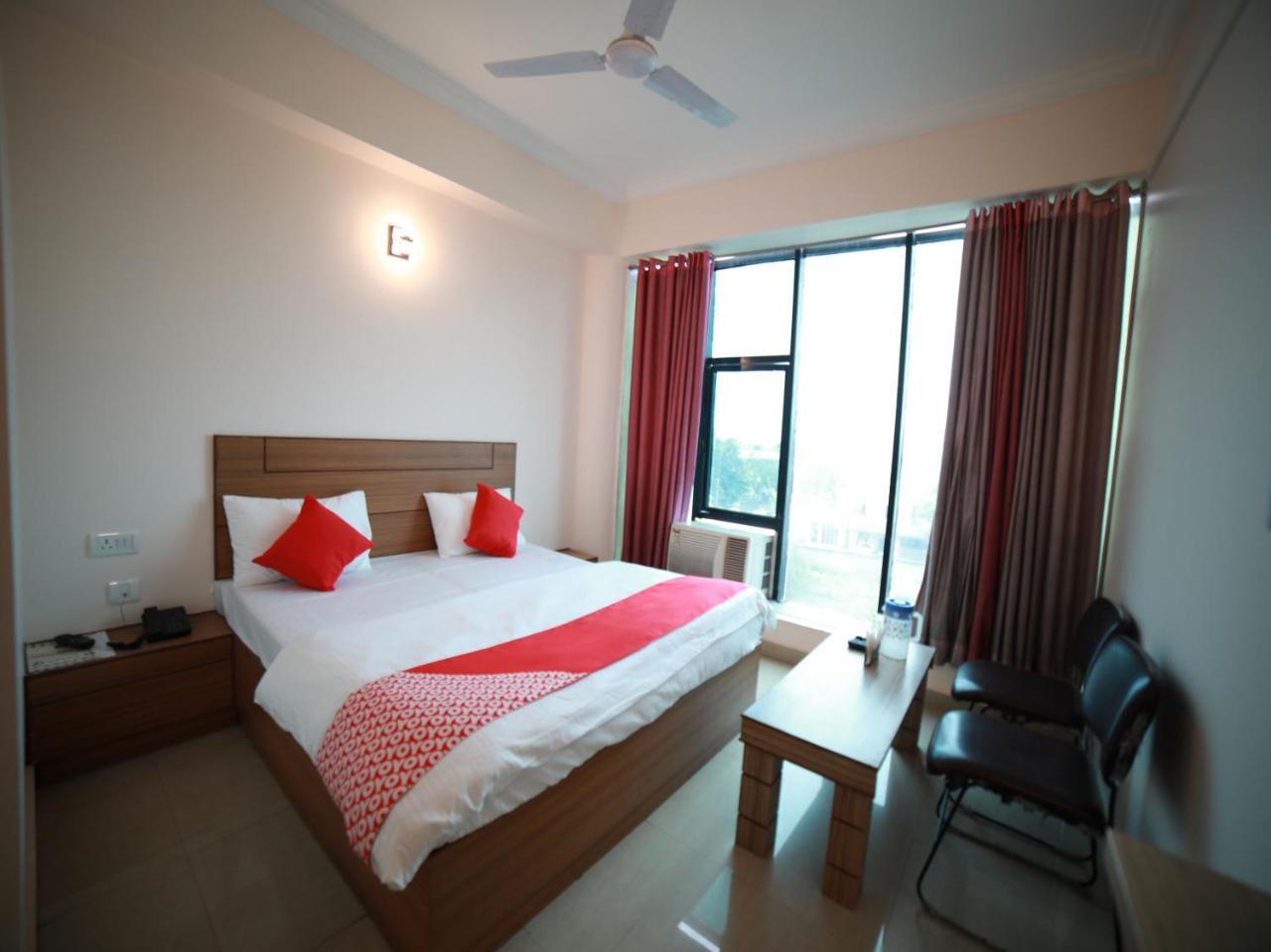 Oyo 15561 Corporate Villa Jammu Bagian luar foto